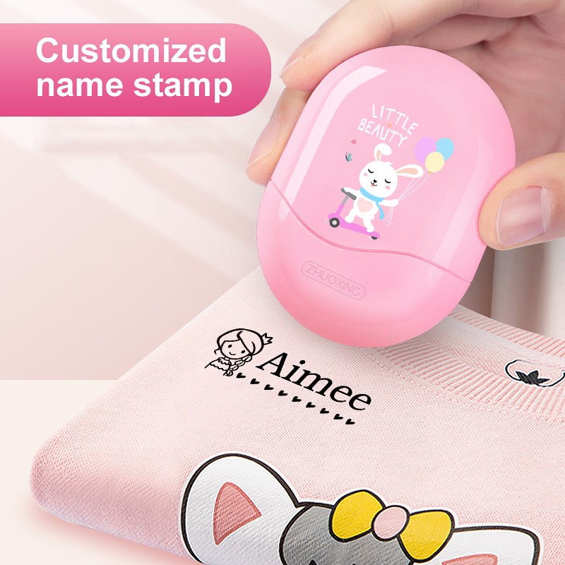 Kids Education Name - 名前入りスタンプ作成キット - 学用品、子供向けのプレゼント、旅行用、教育的なDIYおもちゃとして使える、カスタマイズ可能な防水スタンプ